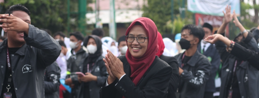 Dibawah Guyuran Hujan, Rektor Unisa Yogya Berikan Pesan Pada Mahasiswa Baru